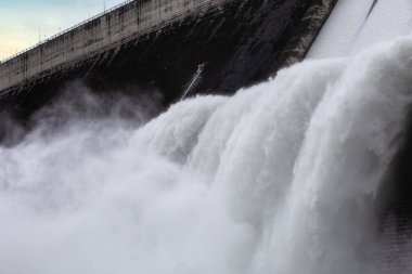 Tayland 'ın Nakhon Nayok Eyaleti, Khun Dan Prakan Chon barajının baraj kapaklarından akan su.