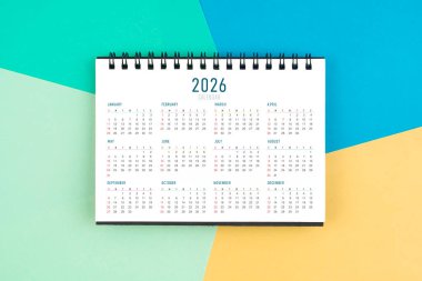2026 yıllık masa takvimi renkli arkaplan.