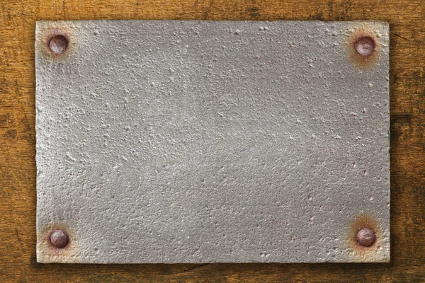 Placa de acero vintage sobre fondo de madera —  Fotos de Stock
