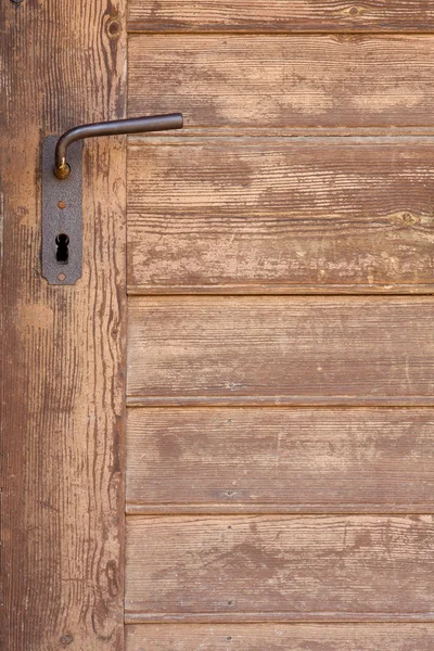 Rust handle in old wooden door — Stock Photo, Image
