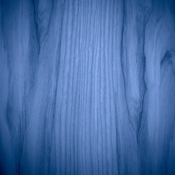 Tablón de madera en bruto fondo azul — Foto de Stock