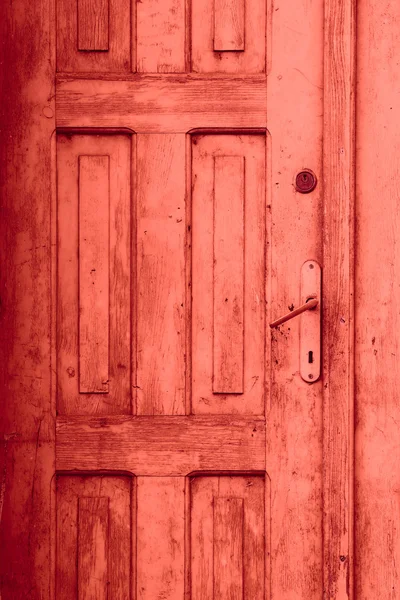 Rote alte geschlossene Tür — Stockfoto