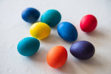 Paskalya. Paskalya. Yumurtalar. Paskalya için boyanmış yumurta. Renkli yumurta. Yumurtalar beyaz arka planda yatar. Parlak renkler.