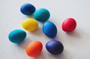 Paskalya. Paskalya. Yumurtalar. Paskalya için boyanmış yumurta. Renkli yumurta. Yumurtalar beyaz arka planda yatar. Parlak renkler.