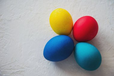 Paskalya. Paskalya. Yumurtalar. Paskalya için boyanmış yumurta. Renkli yumurta. Yumurtalar beyaz arka planda yatar. Parlak renkler.