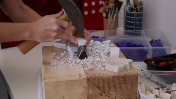 Cut Marble with hammer — Stock Video