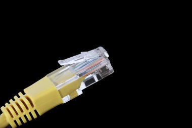 bir sarı ağ kablosu siyah arka plan üzerinde ön plan