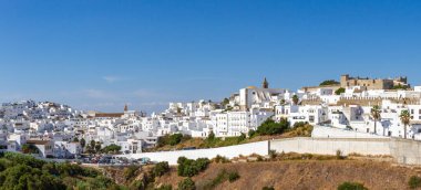 Vejer de la frontera 'nın panoramik manzarası. Vejer de la frontera, İspanya 'nın Endülüs Özerk Bölgesi' nde yer alan bir şehirdir.