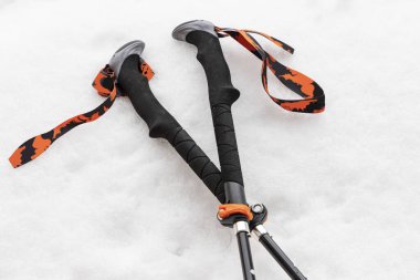 Kar üzerinde iki yürüyüş direğinin ön planında yatay görünüm