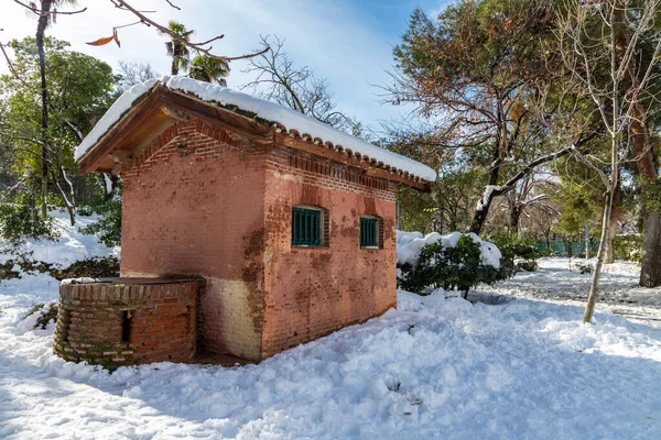 Vista Horizontal Primer Plano Una Casa Bomba Pozo Agua Parque — Foto de Stock