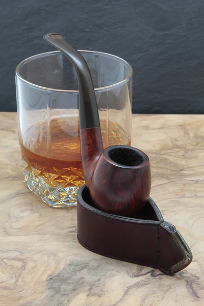 Курительная трубка и виски — стоковое фото