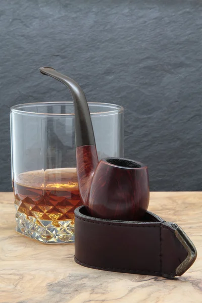 Курительная трубка и виски — стоковое фото