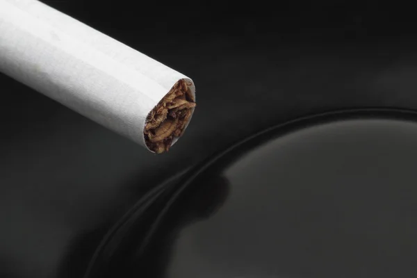 Сигара на пепельнице — стоковое фото