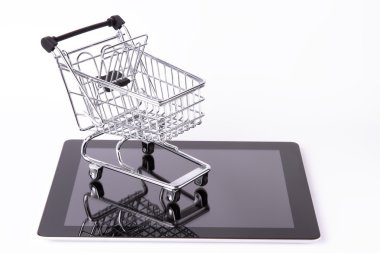 tablo üzerinde alışveriş sepeti