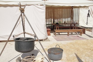kazanlarda bir taverna önünde
