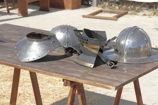 Средневековые шлемы — стоковое фото