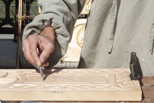 Руки деревянного скульптора — стоковое фото
