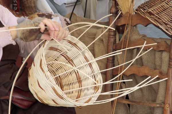 Hasır sepet maker — Stok fotoğraf