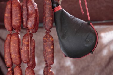 şarap tulumu ve sosis