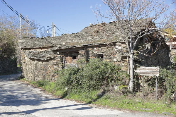 Antiga casa abandonada em Campillo de Ranas — Fotografia de Stock