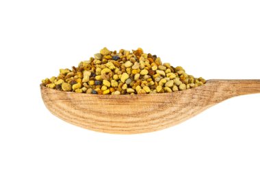 Tahta kaşık beyaz artalanları üzerinde arı polen yığını