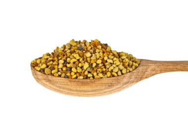 Tahta kaşık beyaz bir arka plan üzerinde arı polen yığını