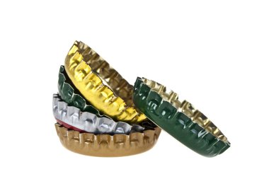 Beyaz arka plan üzerinde izole renkli bira Şişe kapakları