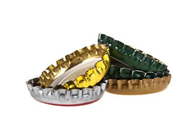 Beyaz arka plan üzerinde izole renkli bira Şişe kapakları