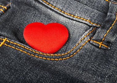 Kotun cebinde kırmızı kalp