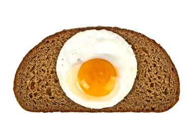 Sahanda yumurta ve beyaz zemin üzerine çavdar ekmeği
