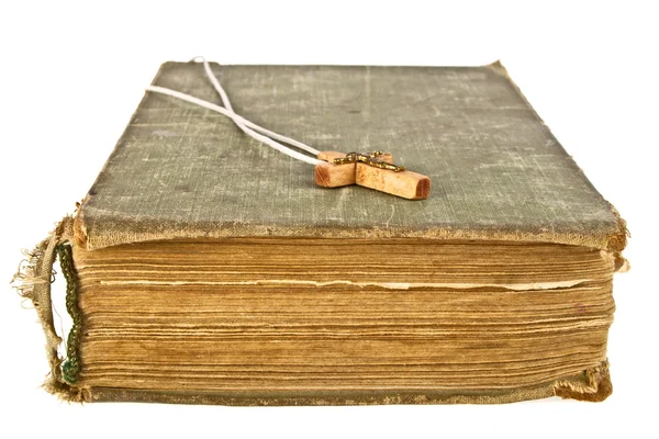 Fechar-se de cruz cristã de madeira simples em livro velho — Fotografia de Stock