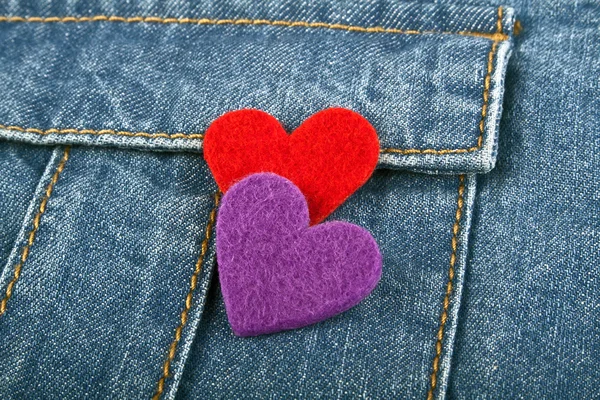 Rood en violet hart in jeans zak — Stockfoto