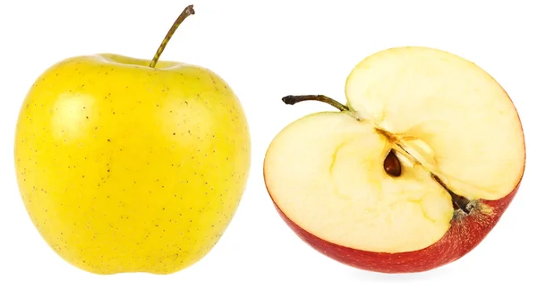 Pomme jaune et moitié de pomme rouge sur fond blanc — Photo