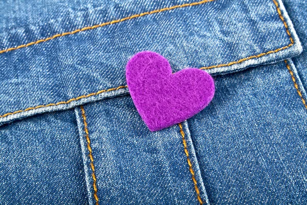 Coração violeta no bolso de jeans — Fotografia de Stock