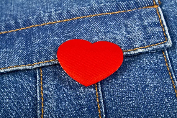 Красное сердце в кармане джинсов — стоковое фото