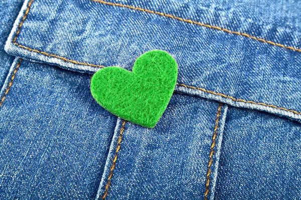 Corazón verde en bolsillo vaquero — Foto de Stock