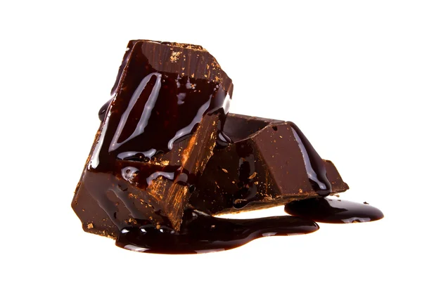 Barra de chocolate escuro fatias derramou chocolate isolado no bac branco — Fotografia de Stock