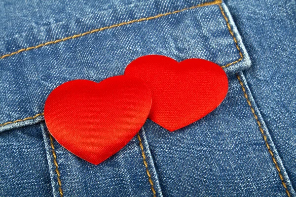 Corações vermelhos no bolso jeans — Fotografia de Stock