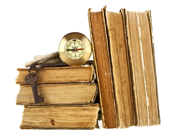 Pilha de livros antigos, bússola, chaves velhas e corda em um backgr branco — Fotografia de Stock