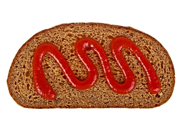 Beyaz arka plan üzerinde izole ketçap ile karanlık ekmek dilimi — Stok fotoğraf
