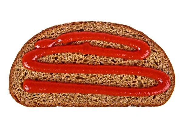 Rebanada de pan oscuro con salsa de tomate aislada sobre fondo blanco —  Fotos de Stock