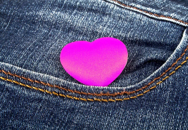 Coração violeta no bolso de jeans — Fotografia de Stock