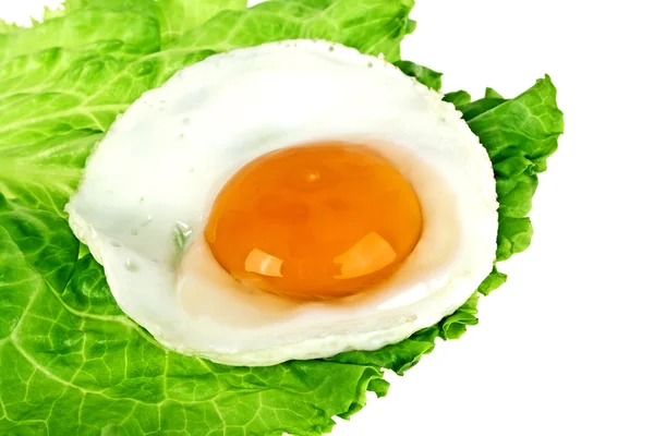 Comida saludable: huevo frito y hoja de lechuga sobre un fondo blanco — Foto de Stock