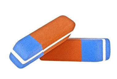 Beyaz arka plan üzerinde izole iki silgi