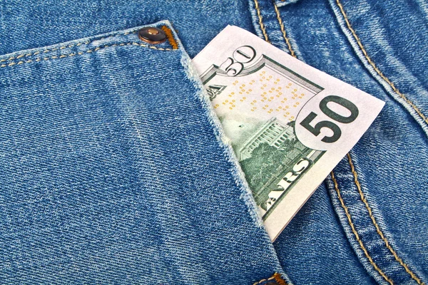 Billete de 50 dólares americanos que sobresale del bolsillo de los vaqueros traseros — Foto de Stock
