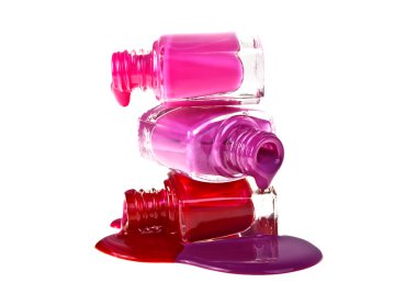 Beyaz zemin üzerine dökülmüş oje ile şişe