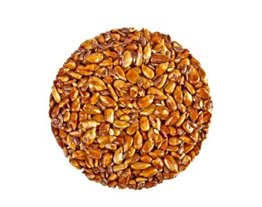 Beyaz bir arka plan üzerinde izole kavrulmuş Ayçekirdeği şekerlenmiş