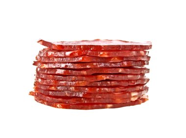 Beyaz bir arka plan üzerinde izole salam dilimleri yığını