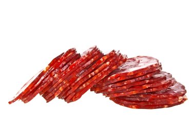 Beyaz bir arka plan üzerinde izole salam dilimleri