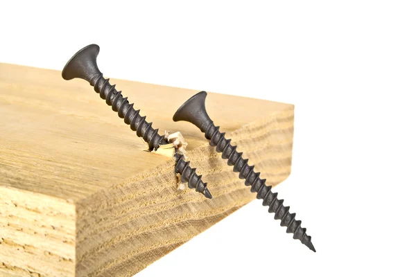 Tornillos atornillados en tablón de madera — Foto de Stock